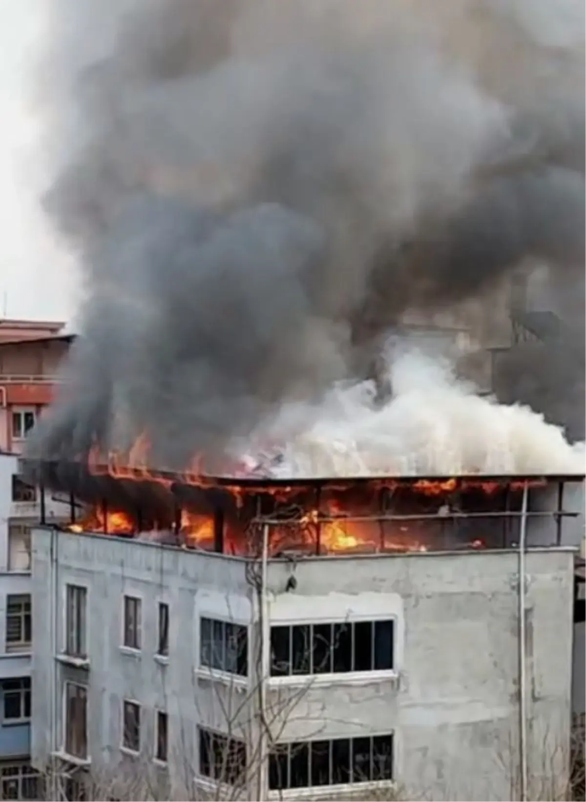 İlkadım\'da Çatı Yangını