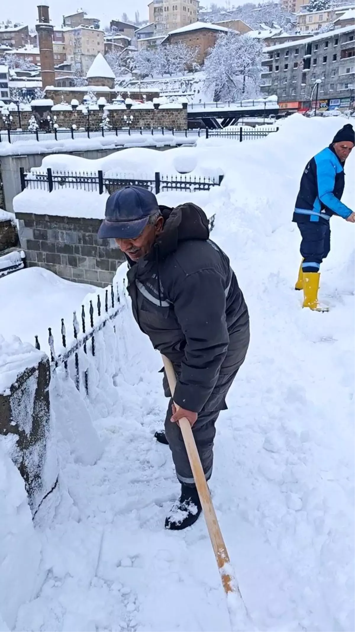 Bitlis\'te kar temizliği türkü ile renklendi