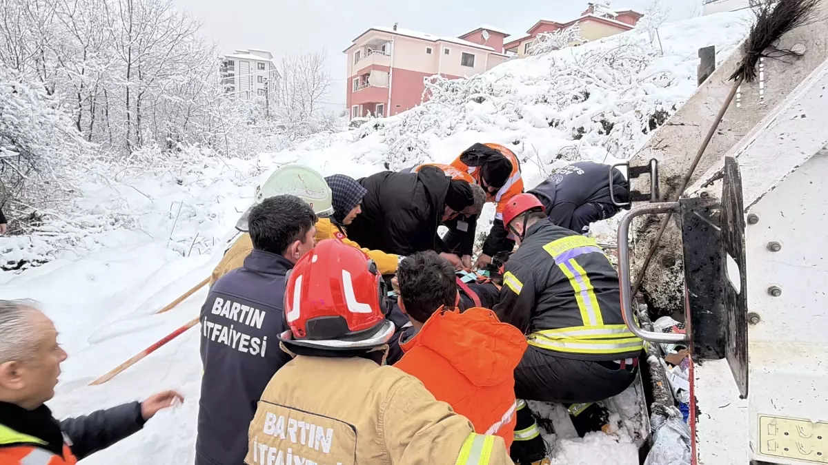 Bartın\'da Çöp Kamyonu Kazası: İşçi Yaralandı