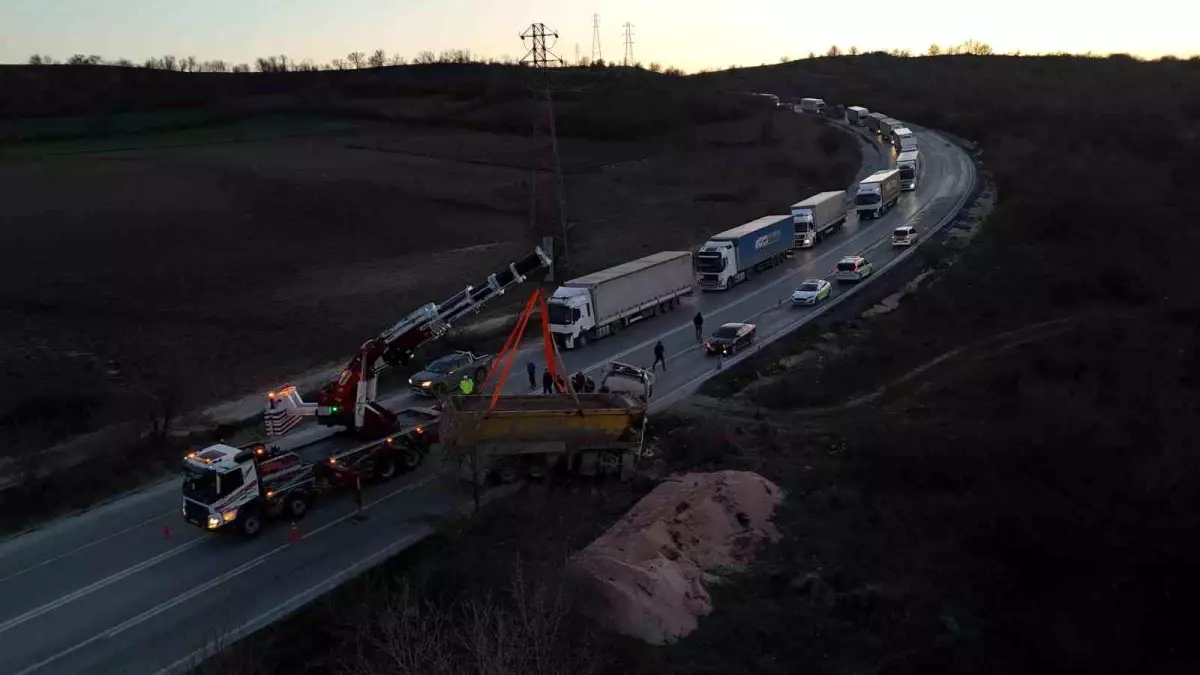 Edirne\'de Hafriyat Kamyonu Devrildi