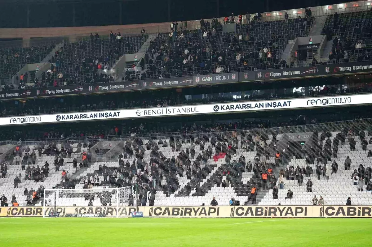 Beşiktaş\'ta Taraftardan Yönetim Tepkisi