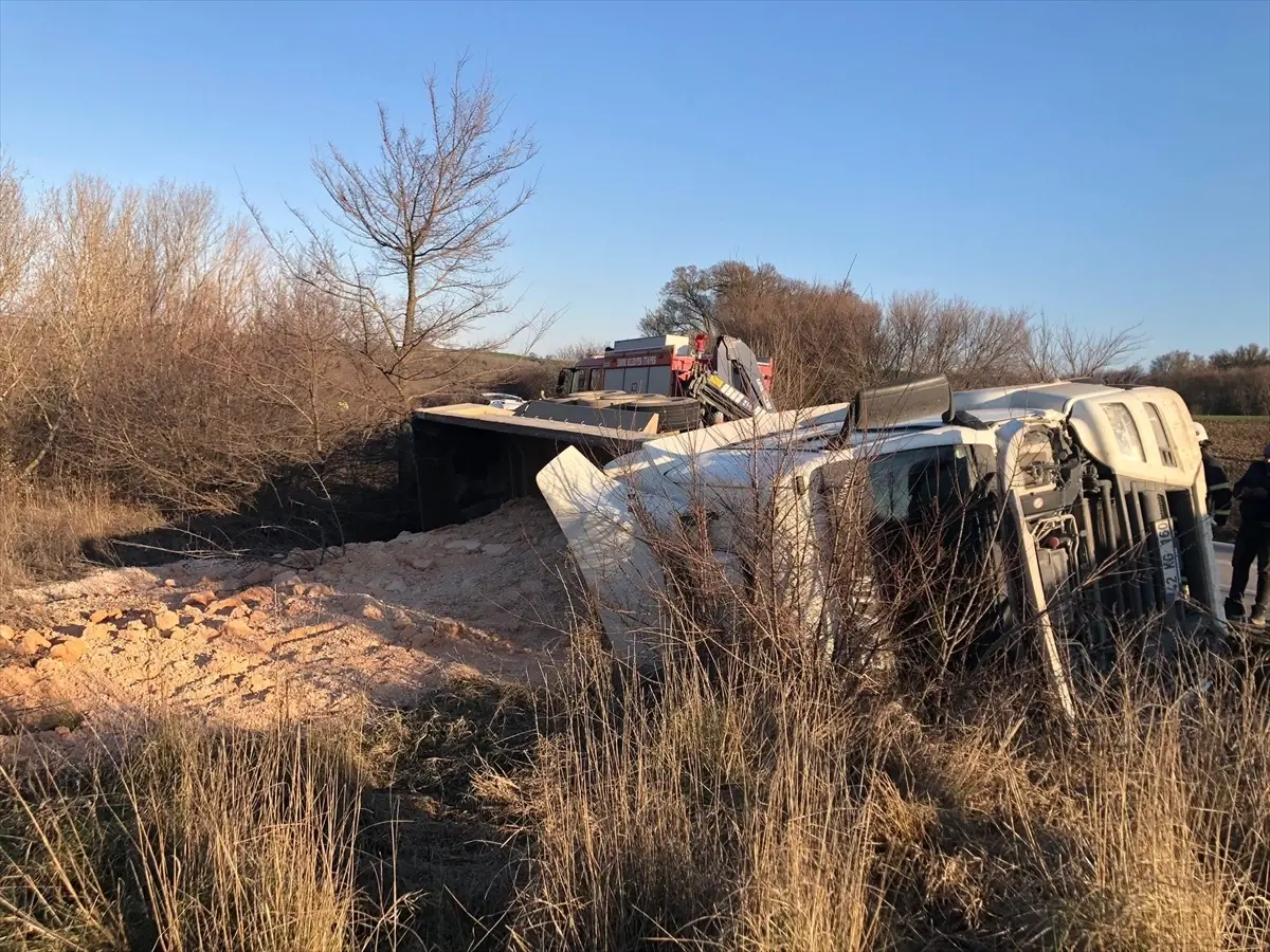 Edirne\'de Tır Devrildi, Sürücü Yaralandı