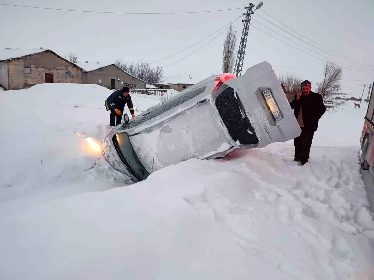 Karakoçan\'da Kayan Araç Kanala Devrildi: 2 Yaralı