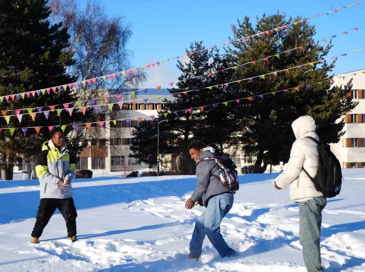 Karla Tanışan Afrikalı Öğrenciler