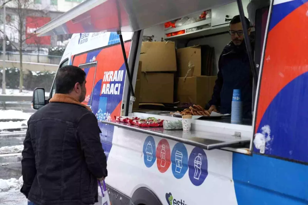 Esenler\'de karla mücadeleye sıcak destek