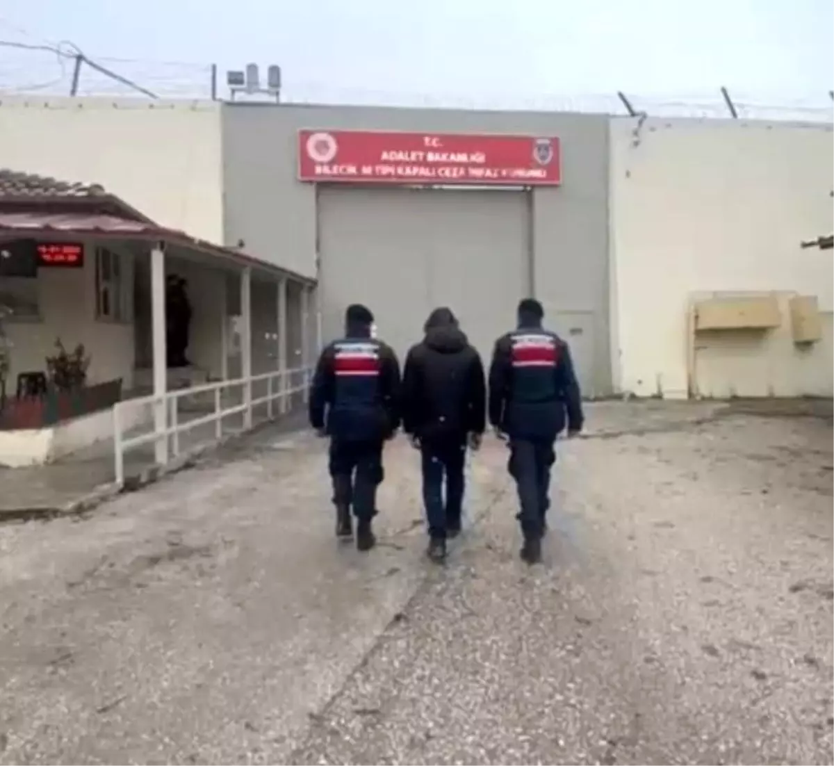 Eski Eşinin Eşini Vuran Polis Tutuklandı