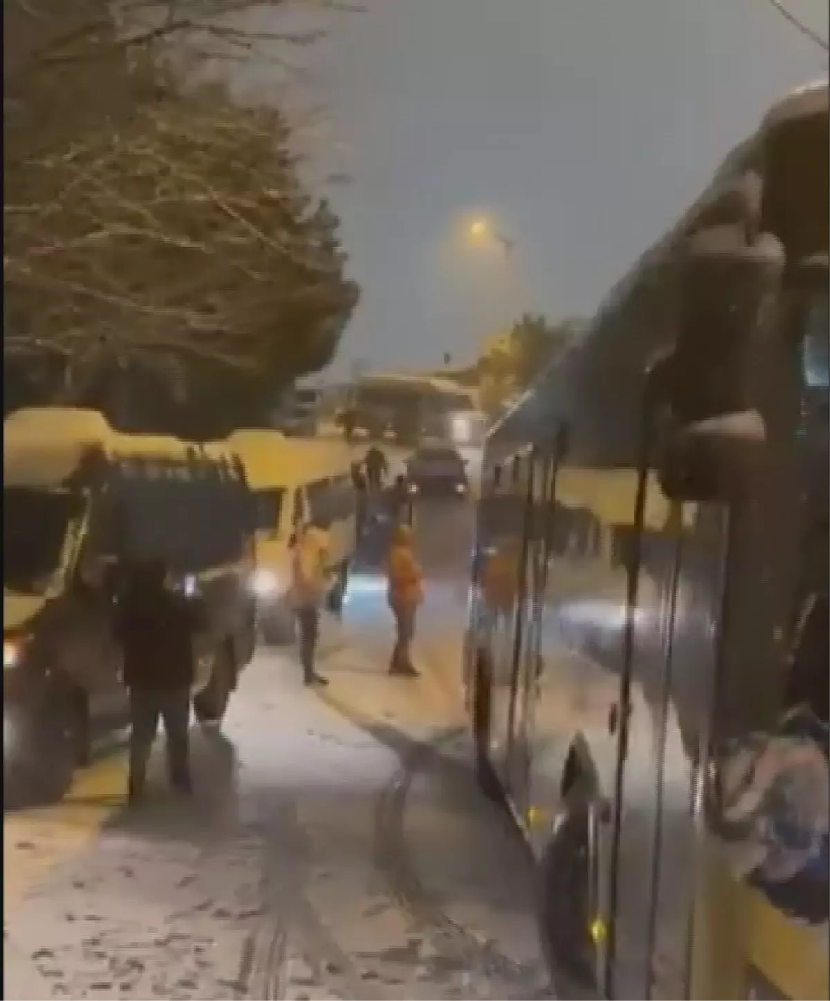 İstanbul\'da Kar Yağışı Otobüsü Kaydırdı