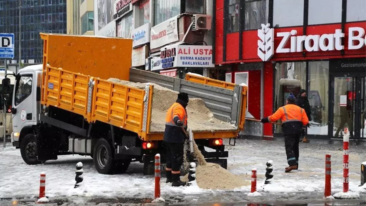 Gaziosmanpaşa\'da karla mücadele için ekipler 7/24 sahada