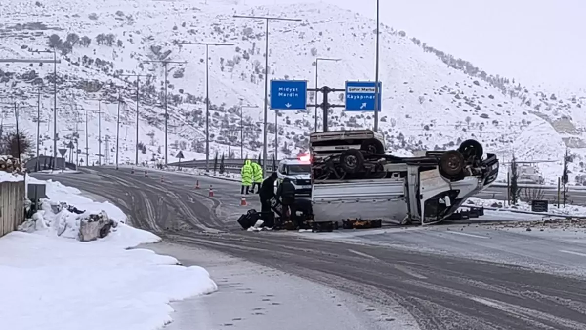 Gercüş\'te Meyve Yüklü Kamyonet Devrildi