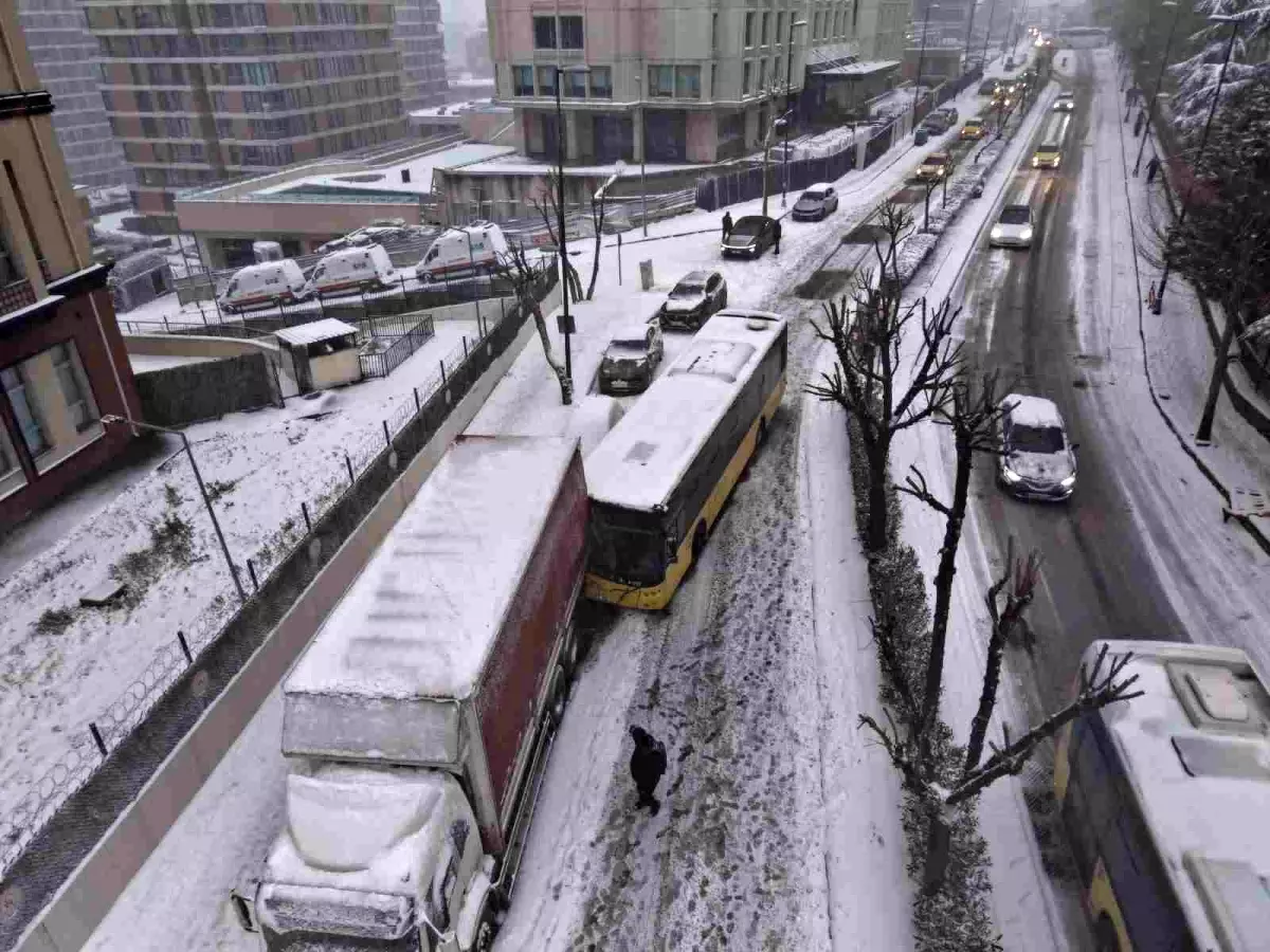 İstanbul\'da Kar Kazası: İETT Otobüsü Kamyona Çarptı