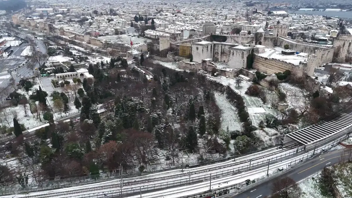 İstanbul\'da Kar Yağışı Tarihi Yarımadayı Beyaza Bürüdü