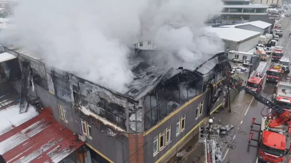 Tuzla\'da Çakmak Fabrikasında Yangın