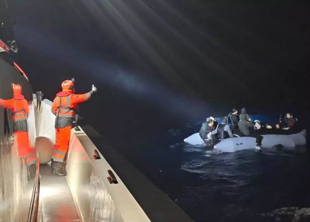 Urla Açıklarında 24 Göçmen Kurtarıldı