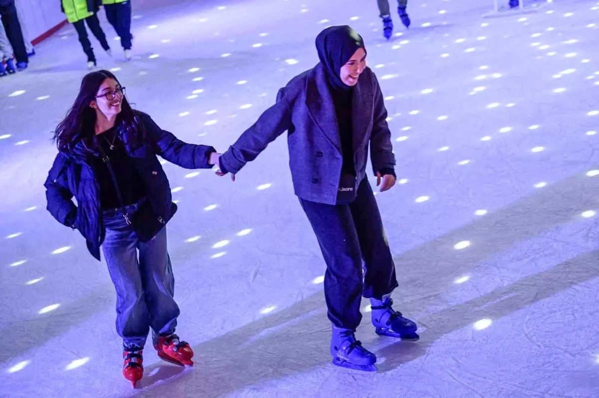 İzmir\'de kışın keyfi buzda yaşanıyor