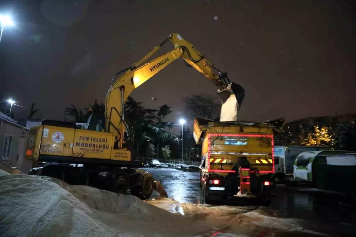 Kağıthane\'de karla mücadele çalışmaları aralıksız sürüyor