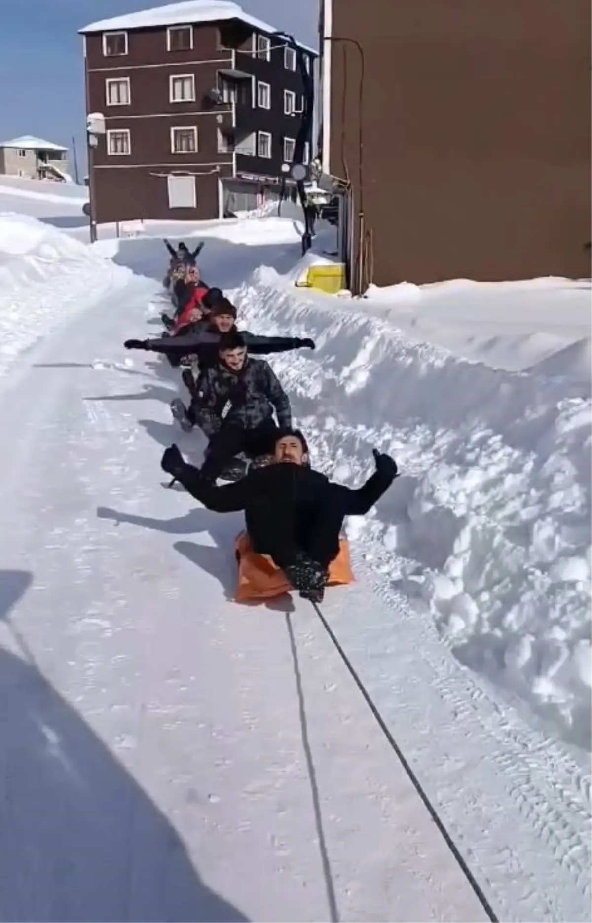 Giresun\'da Kar Trenine Eğlenceli Kayak