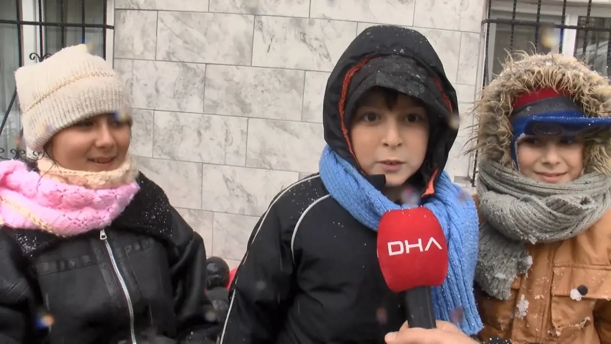 İstanbul\'da Kar Yağışı Çocukları Sevindirdi