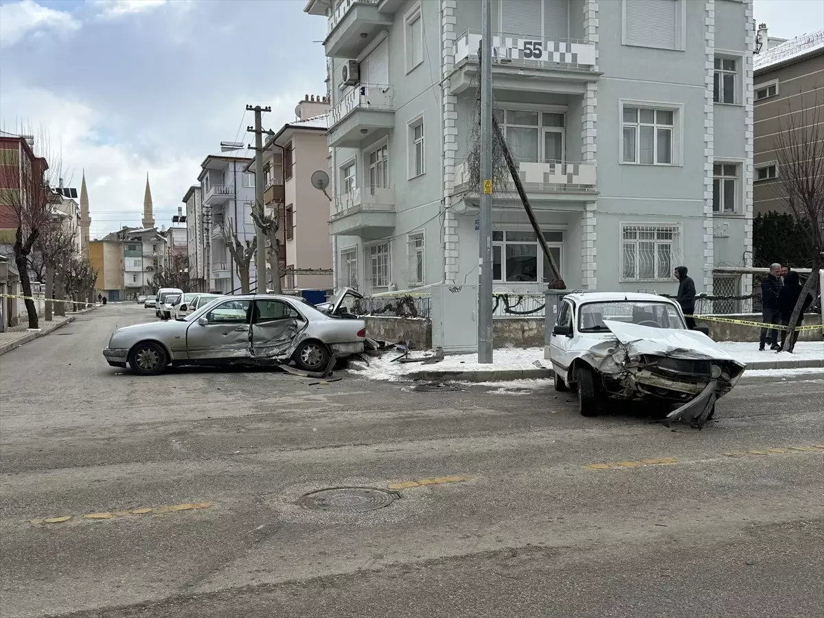 Karaman\'da Trafik Kazası: 2 Yaralı