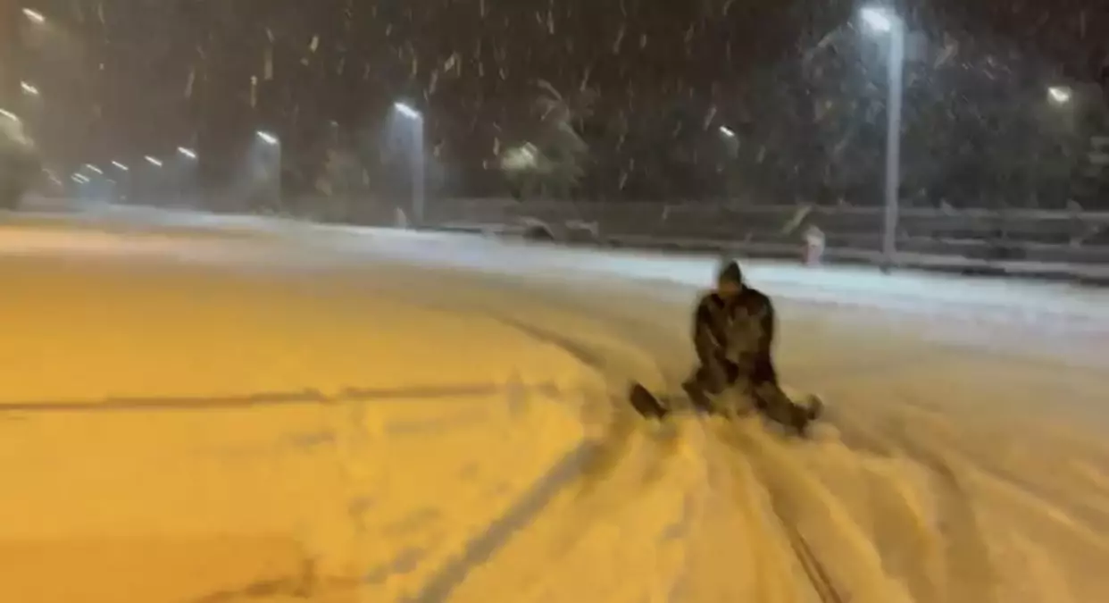 Kar Yağışında Kayak Eğlencesi