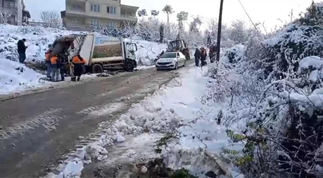 Karlı yolda çöp kamyonu geriye kaydı, işçi yaralandı