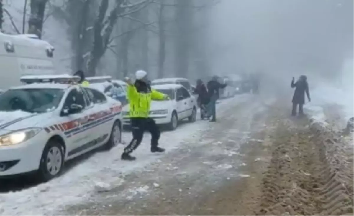 Kızak Festivali\'nde Kar Topu Savaşı