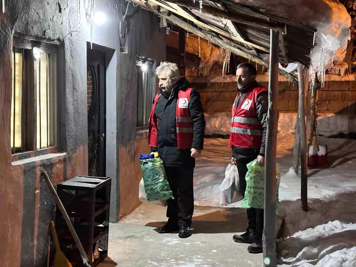 Kızılay Gönüllüleri, Muradiye\'de Yardımda Sınırsız