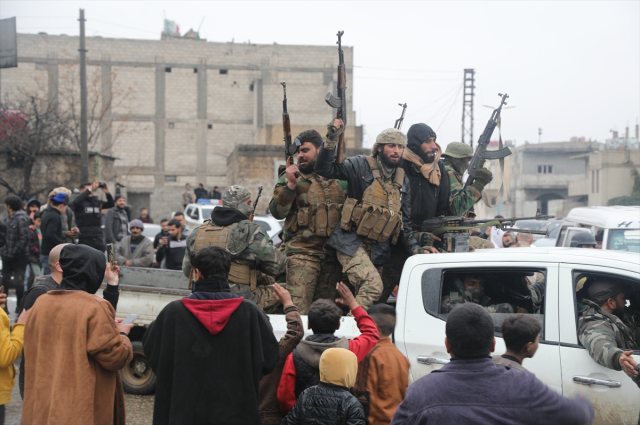 Komşuda tarihi an! Ter&ouml;r &ouml;rg&uuml;t&uuml;n&uuml;n s&ouml;zde bayrağını silahla vurarak d&uuml;ş&uuml;rd&uuml;