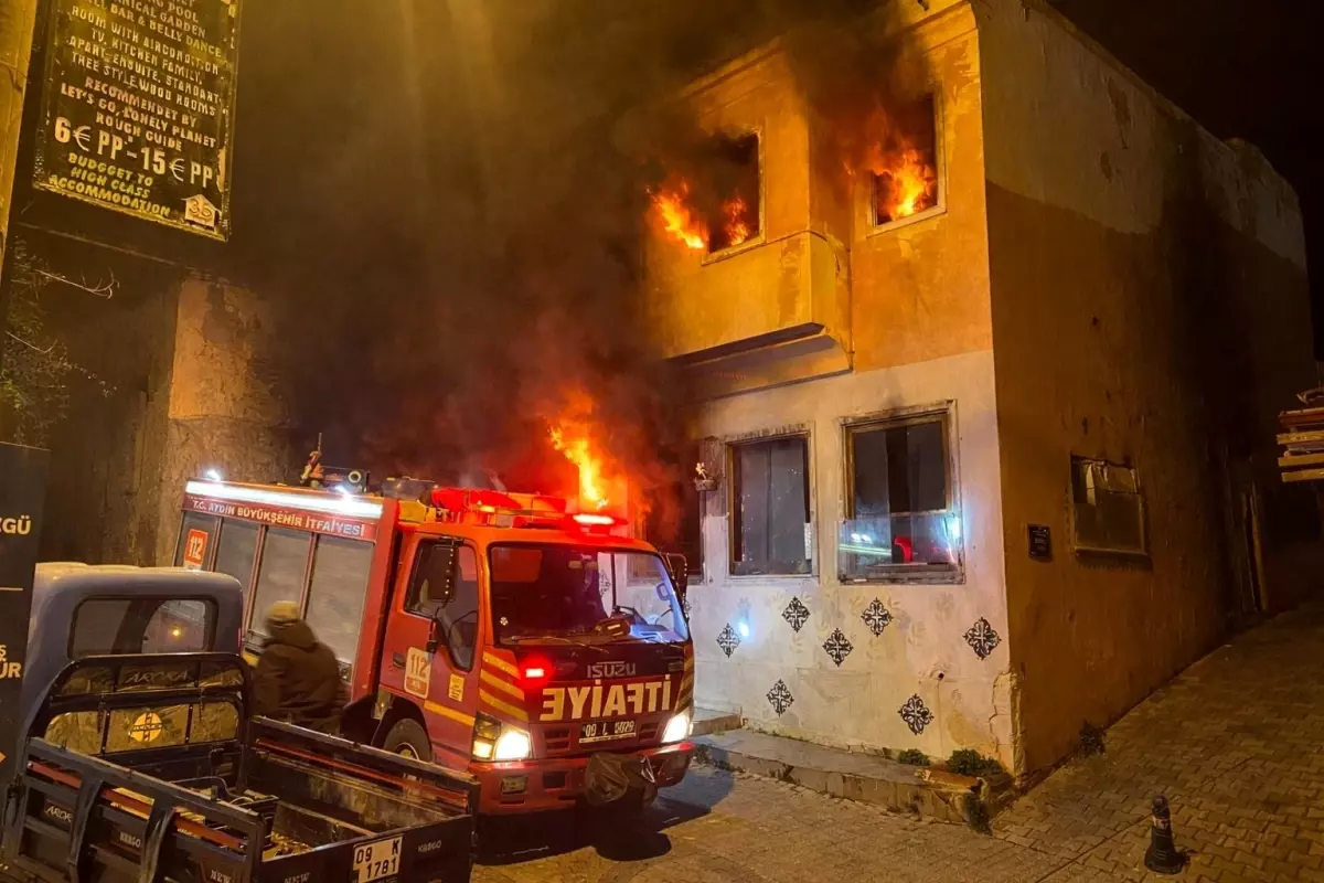 Kuşadası\'nda metruk binada korkutan yangın