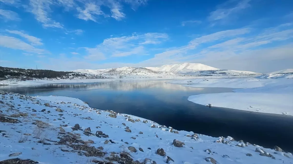 Sürgü Barajı\'nda Kış Manzarası