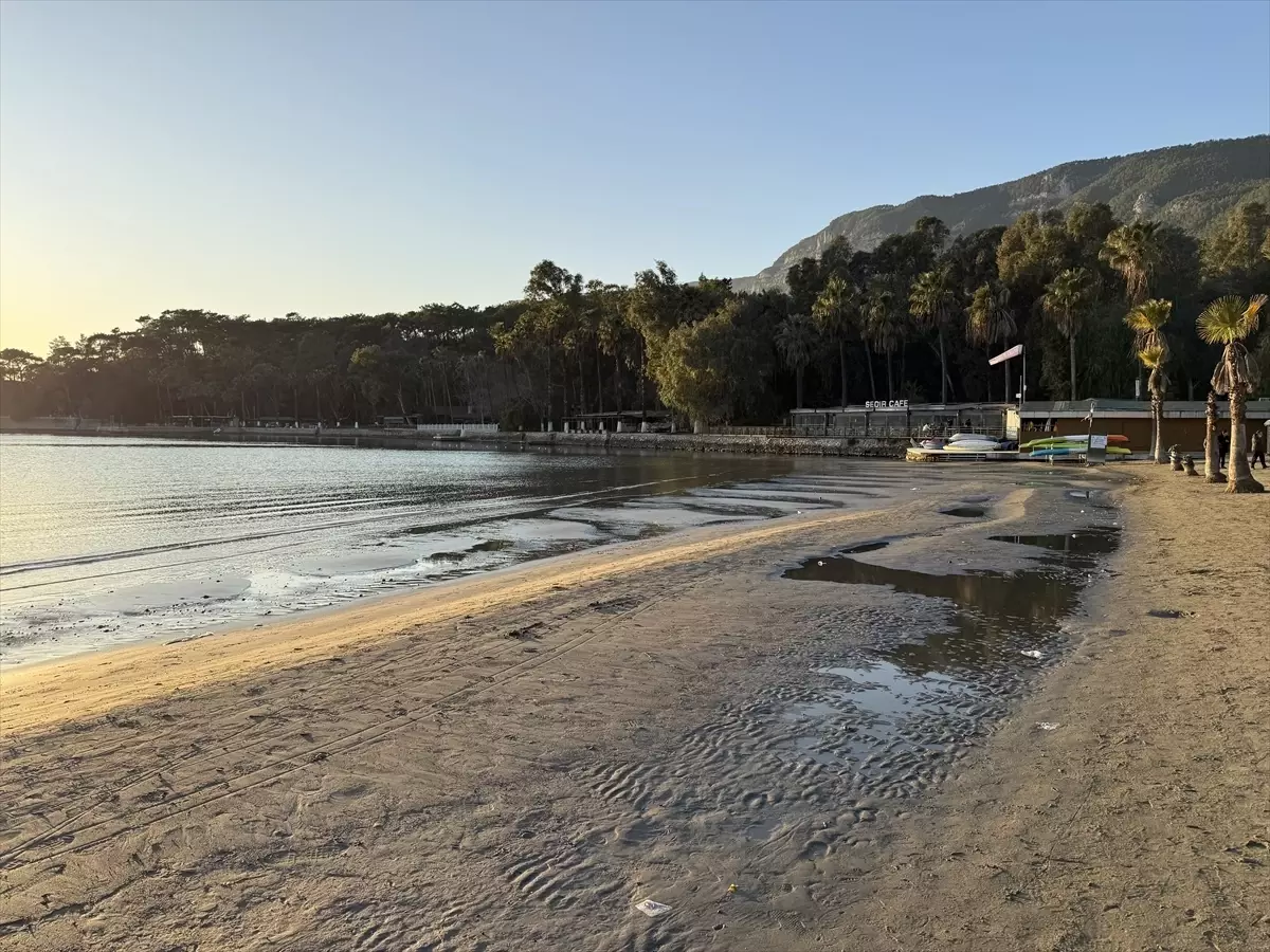 Akyaka Sahilinde Deniz Suyu Çekildi