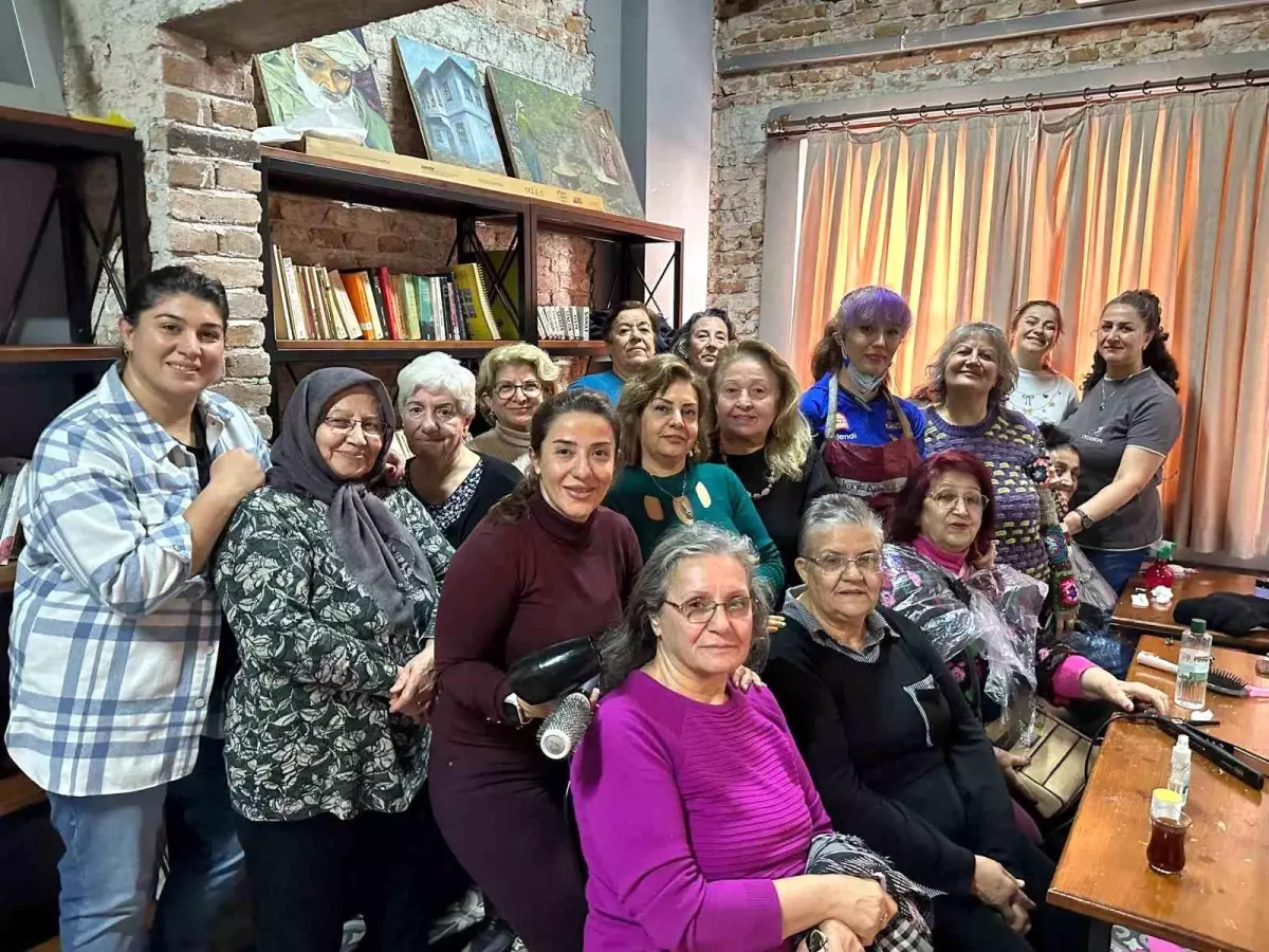 Muratpaşa\'nın Yaşlı Evleri\'nde kişisel bakım uygulaması