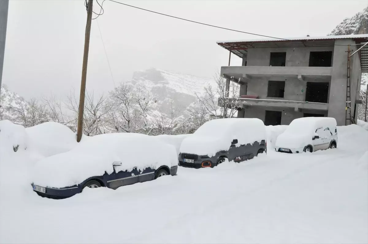 Muş\'ta Yeni Öğretmenler Güllerle Karşılandı