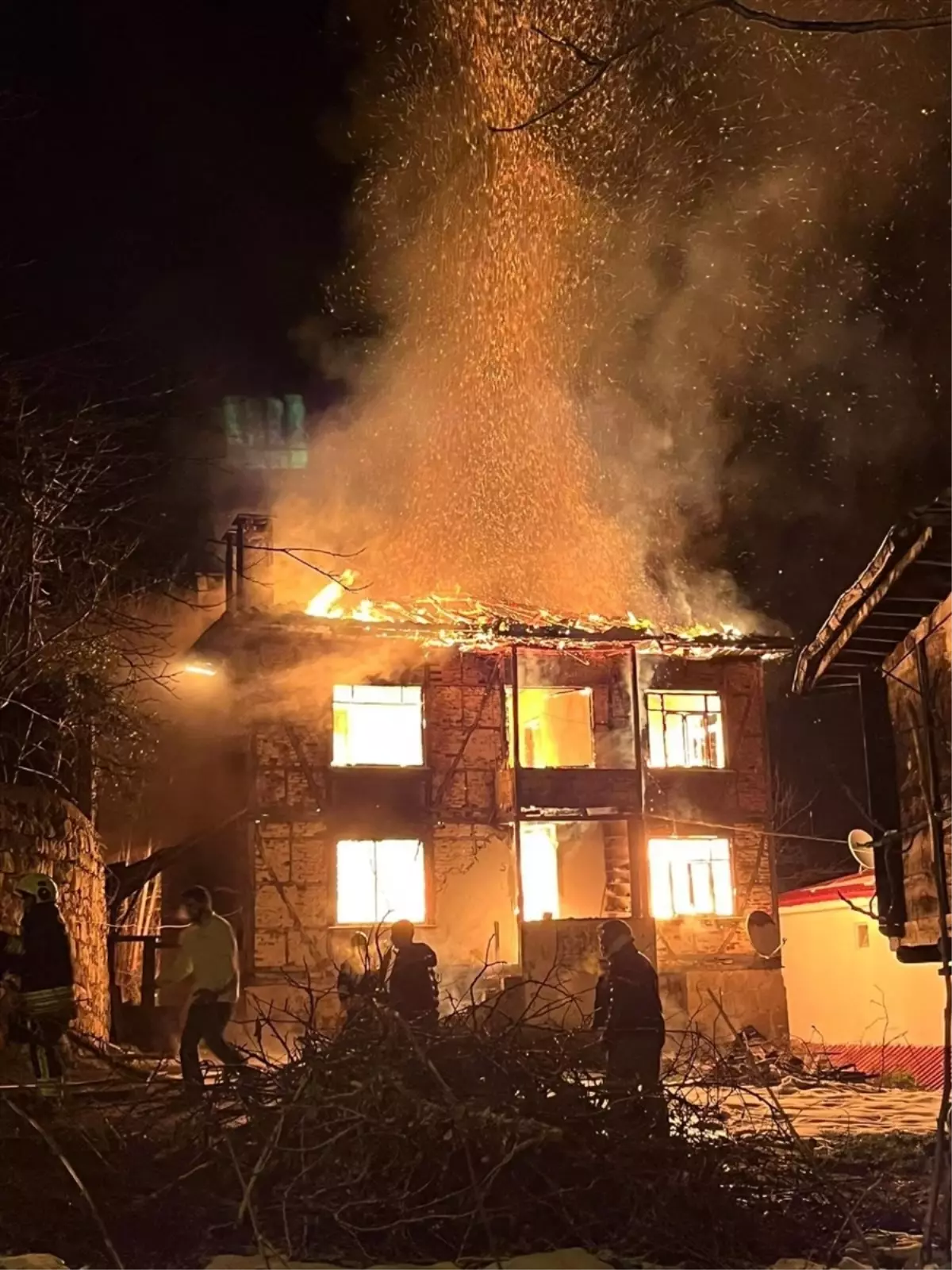 Ünye\'de Yangın: İki Katlı Ev Kullanılamaz Hale Geldi