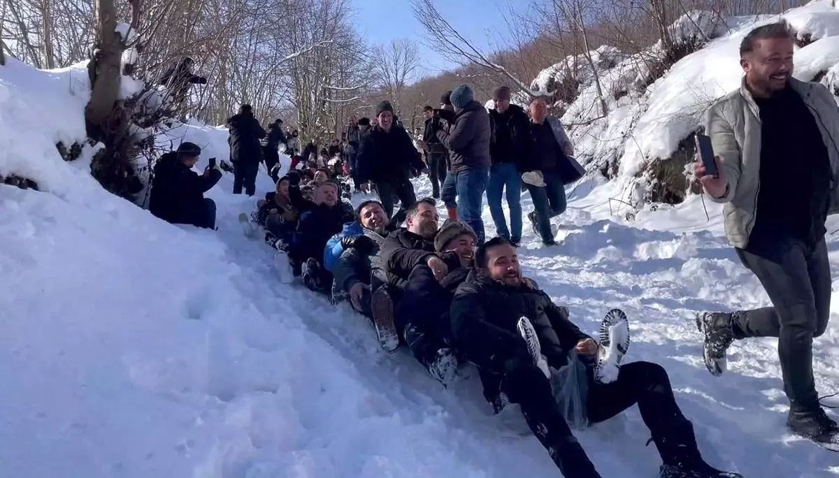 Ordu\'da kar yağışı eğlenceye dönüştü: 150 kişi aynı anda kaymaya çalıştı