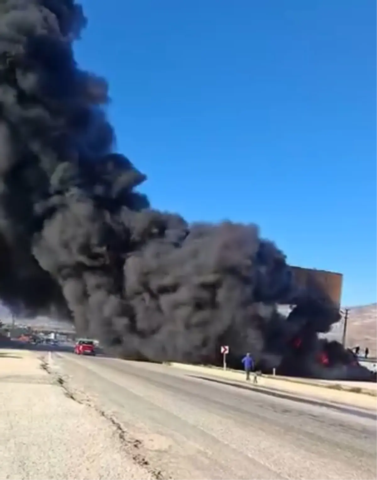 Silifke\'de Oto Lastik Atölyesinde Yangın