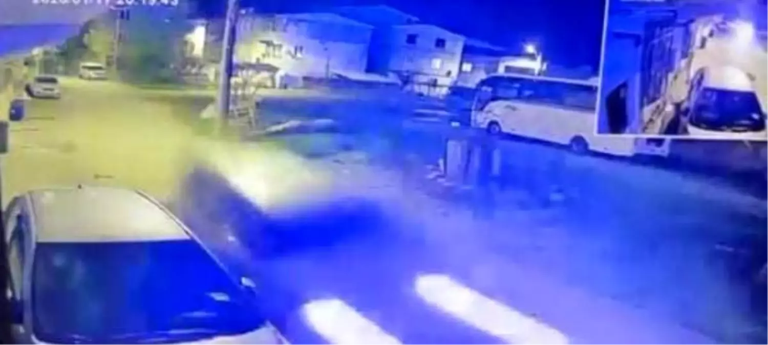 Bursa\'da Park Halindeki Araca Çarpan Sürücü Kaçtı