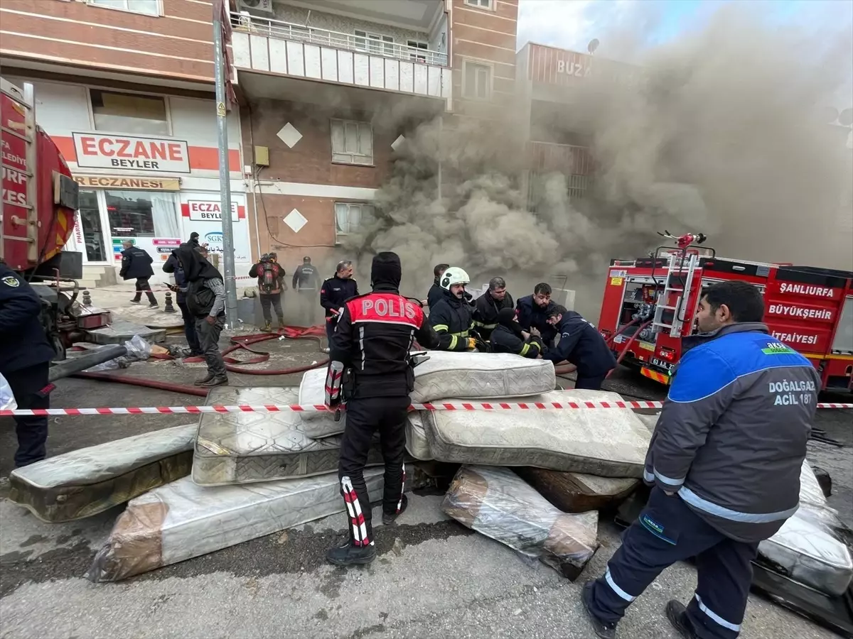 Şanlıurfa\'da Yatak Deposunda Yangın