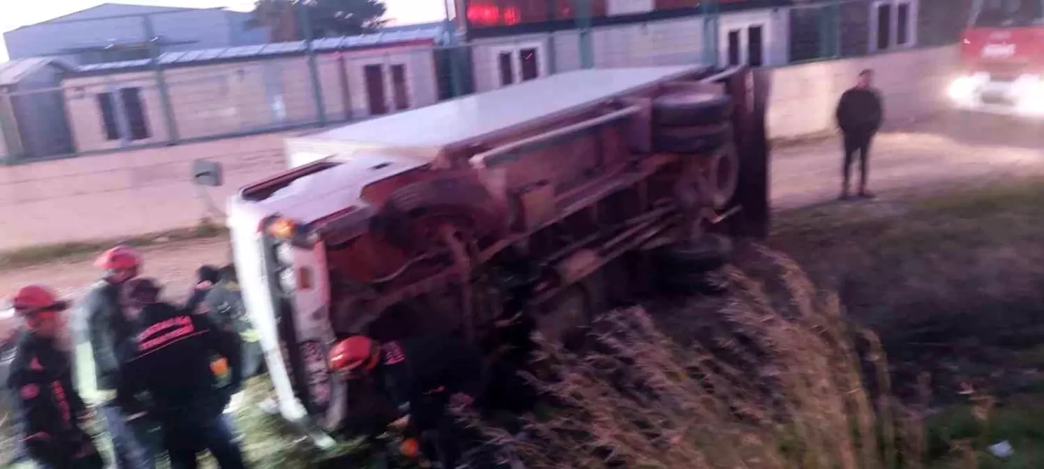 Antalya\'da Kamyonet Devrildi, Sürücü Ağır Yaralı