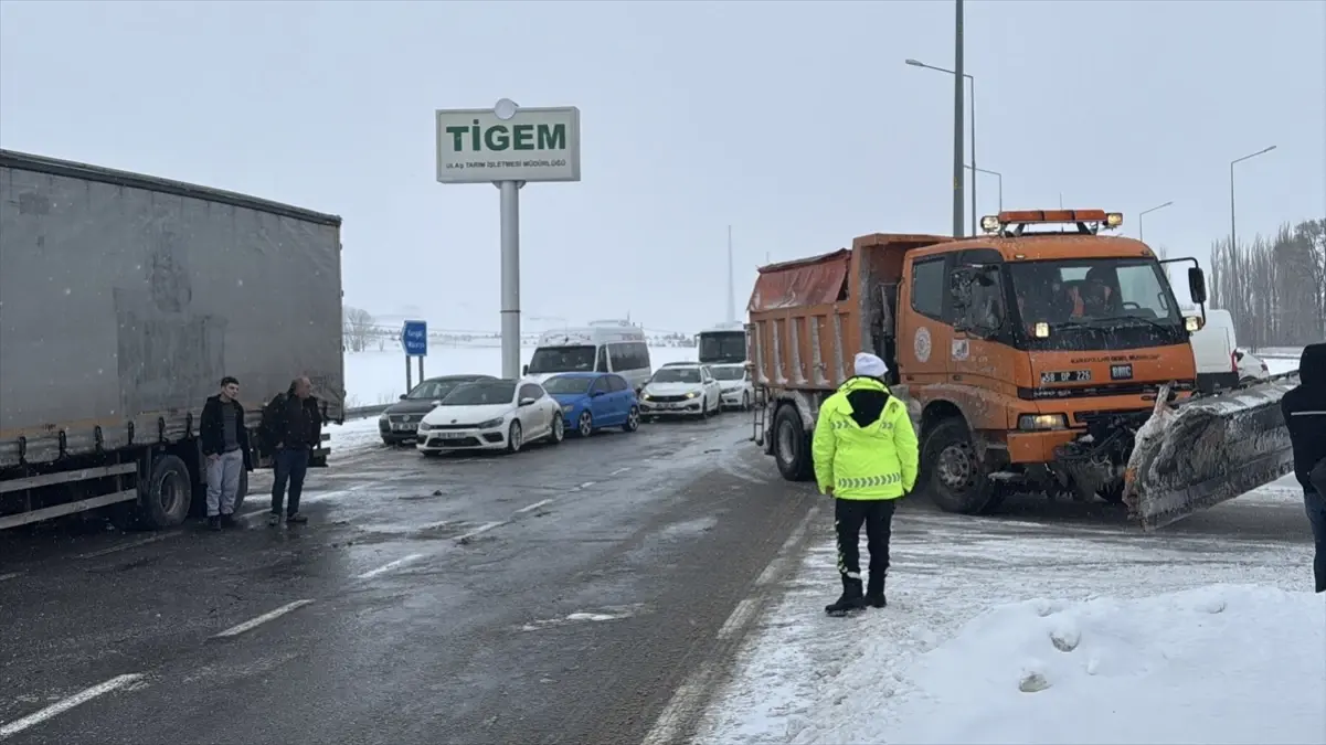 Sivas-Malatya Yolu Kar ve Tipi Sebebiyle Kapandı
