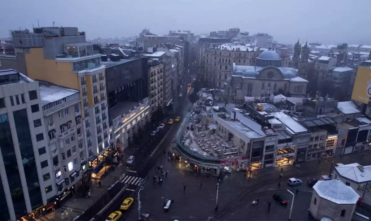 Taksim Beyaza Büründü