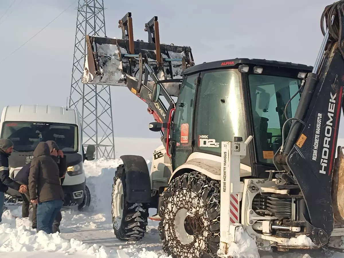 Taşlıçay\'da Kar Yağışı Araçları Mahsur Bıraktı