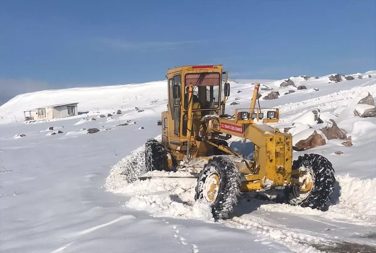 Artova\'da Kar Yağışı Yol Kapatınca Ekipler Yardım Etti