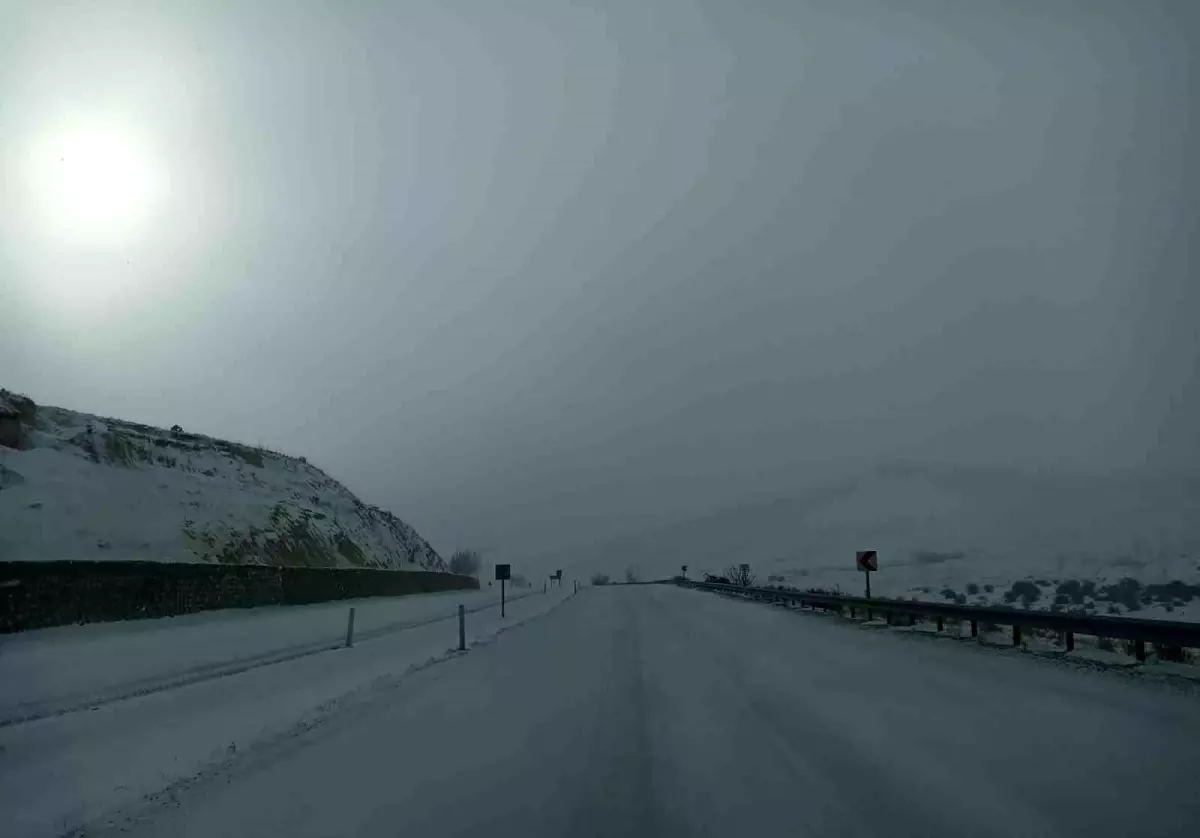 Gürün\'de Kar Yağışı Yol Kapatıldı