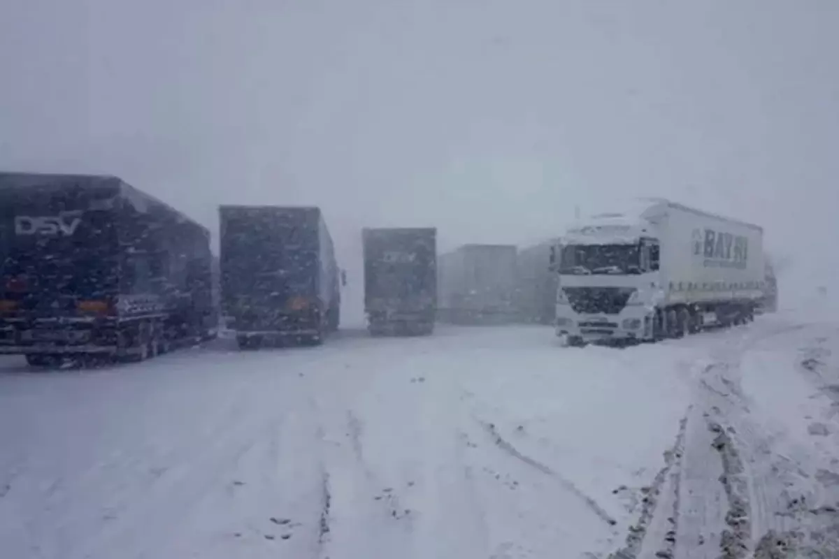Yoğun kar yağışı! 3 ilin birbiriyle bağlantısı kesildi