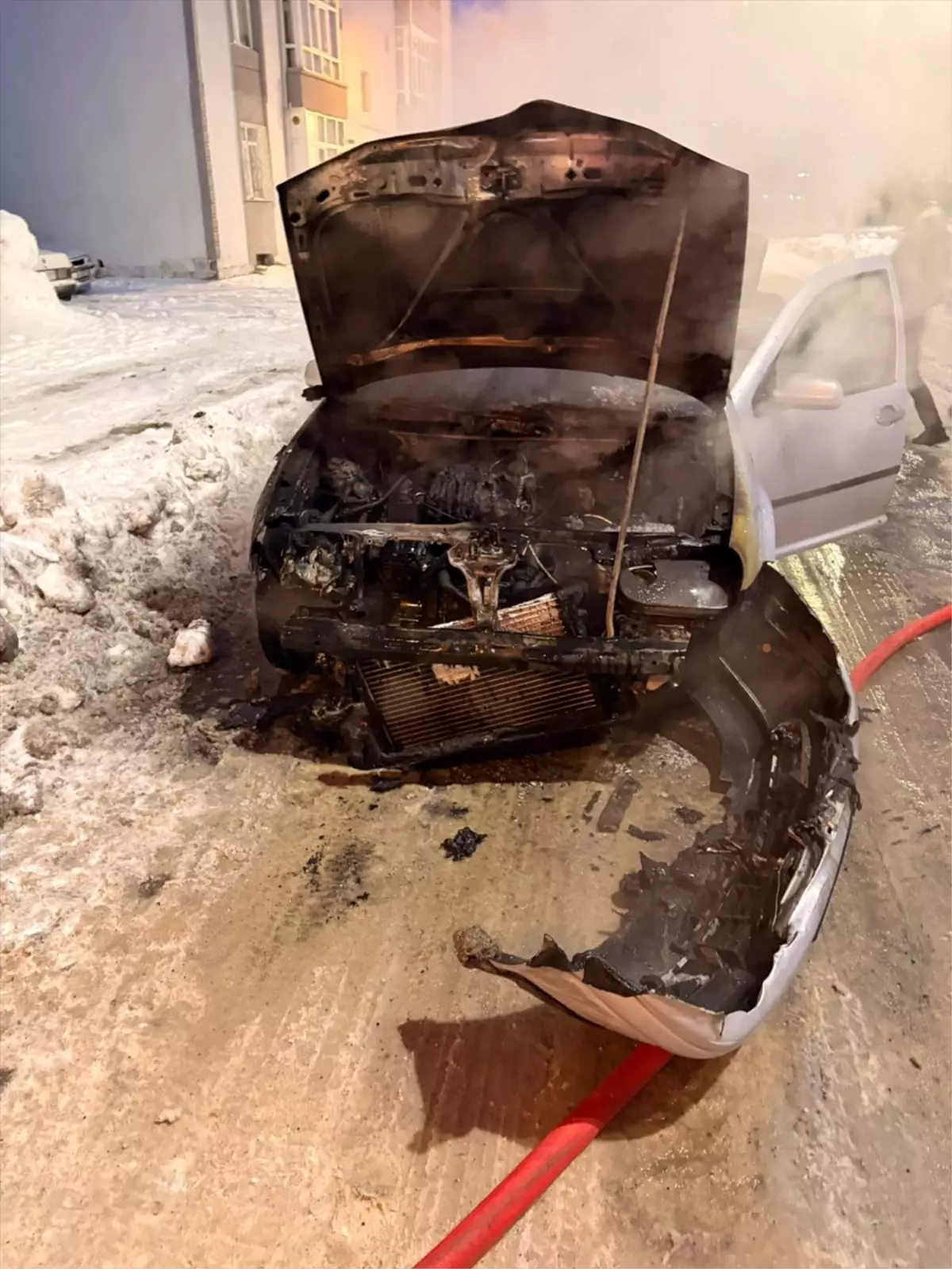 Yozgat\'ta Park Halindeki Araba Yandı