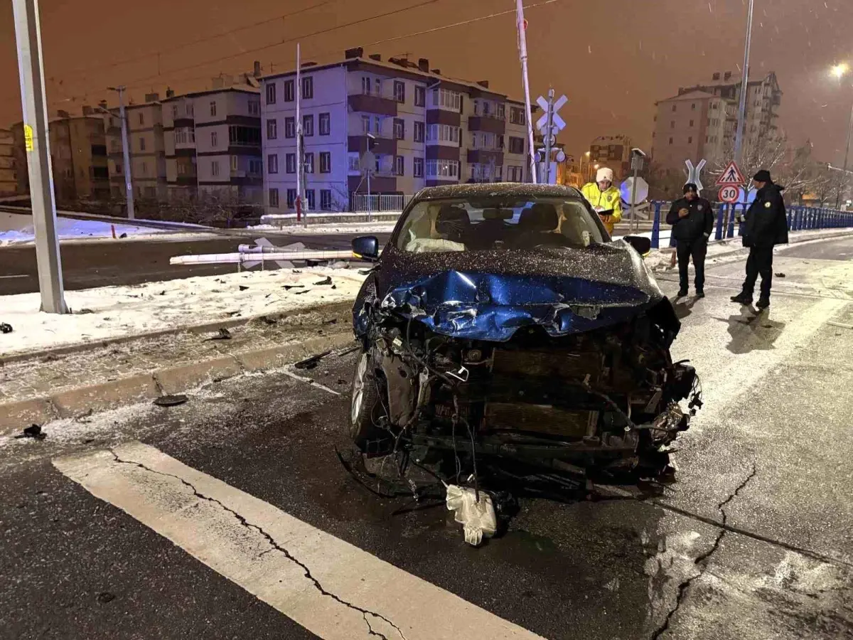 Kayseri\'de Araç ile Tren Çarpıştı