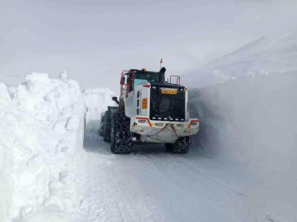 1 metreyi aşan karda yol açma mücadelesi