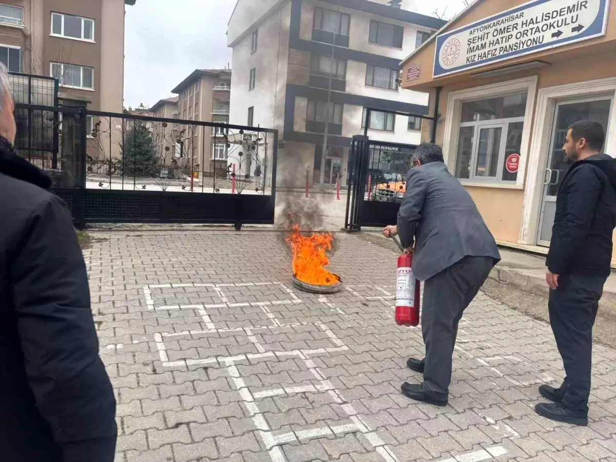 AFAD iki okulda eğitim verip, tatbikat yaptı