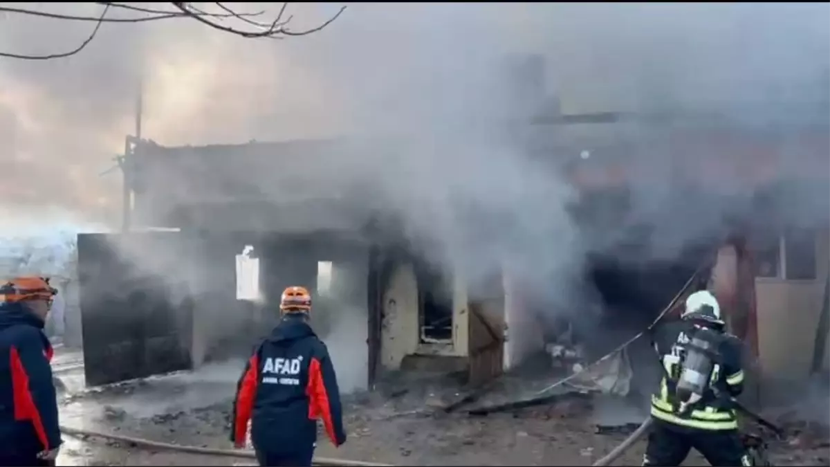 Amasya\'da Yangın: İki Katlı Ev Kullanılamaz Hale Geldi