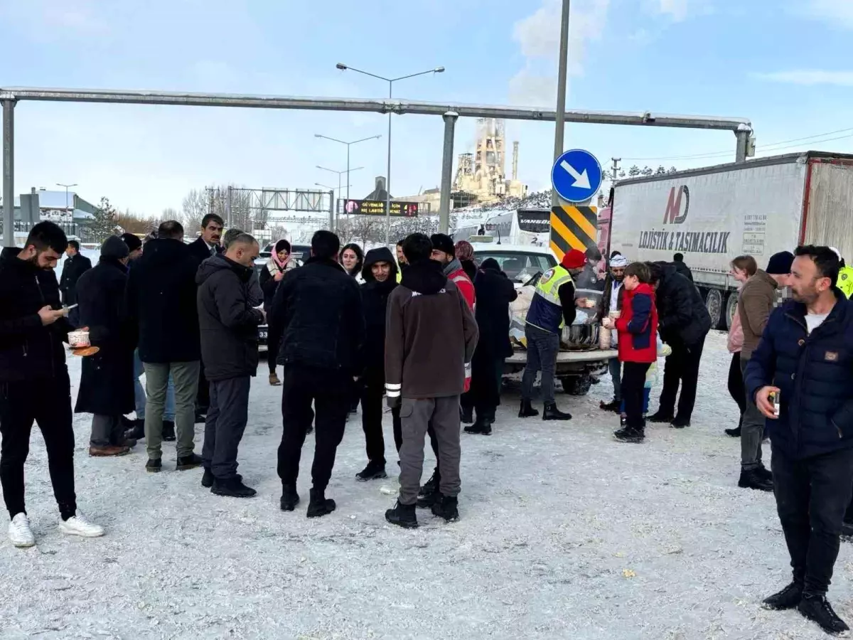 Aşkale Belediyesi\'nden yolda kalan sürücülere sıcak ikram